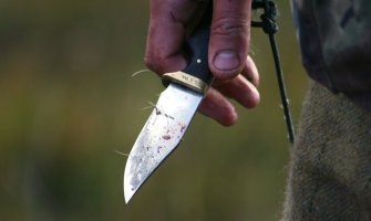 Tinejdžer iz Leskovca ponovo divlja: Zabio djevojci nož u leđa! 