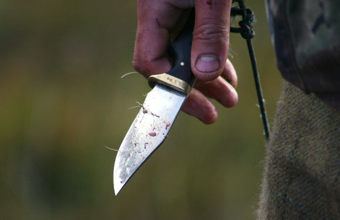 Tinejdžer iz Leskovca ponovo divlja: Zabio djevojci nož u leđa! 