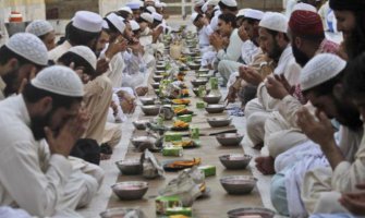 I stranci moraju da poštuju pravila posta na javnim mjestima u toku Ramazana