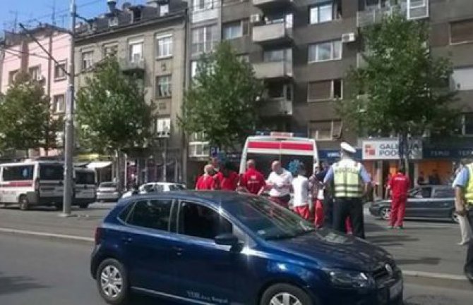 Mladić koji je podletio pod vozilo Hitne pomoći telefonirao kad ga je udario tramvaj