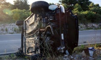 Prevrnuo se auto, žena suvozač poginula na licu mjesta