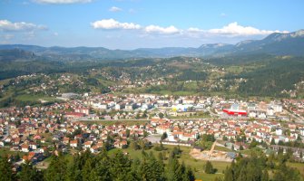 Pale: Bačena bomba ispred tržnog centara, dvoje povrijeđenih