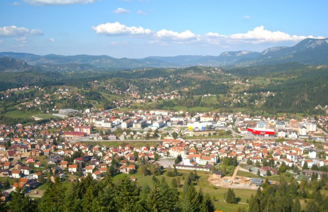 Pale: Bačena bomba ispred tržnog centara, dvoje povrijeđenih