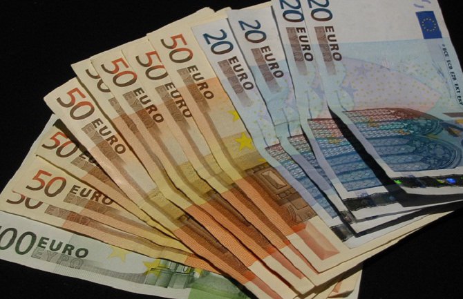 Šta biste radili kada bi mjesečno raspolagali sa 8.000 eura?