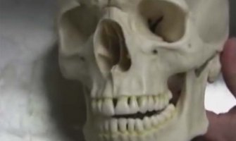 HOROR:Tri godine spavala i jela pored mrtve majke 