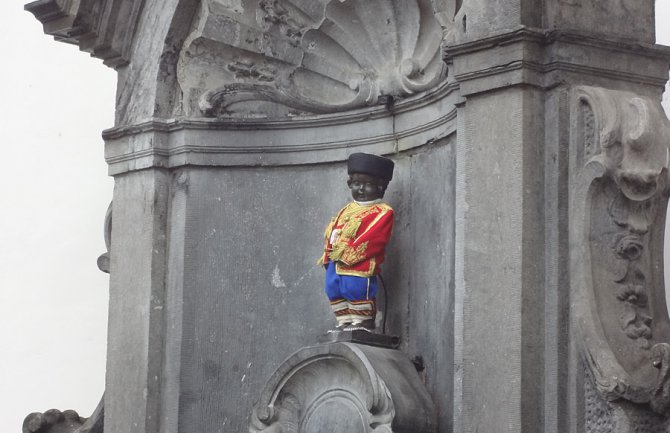 Simbol Brisela, Maneken Pis obučen u crnogorsku nošnju (FOTO)