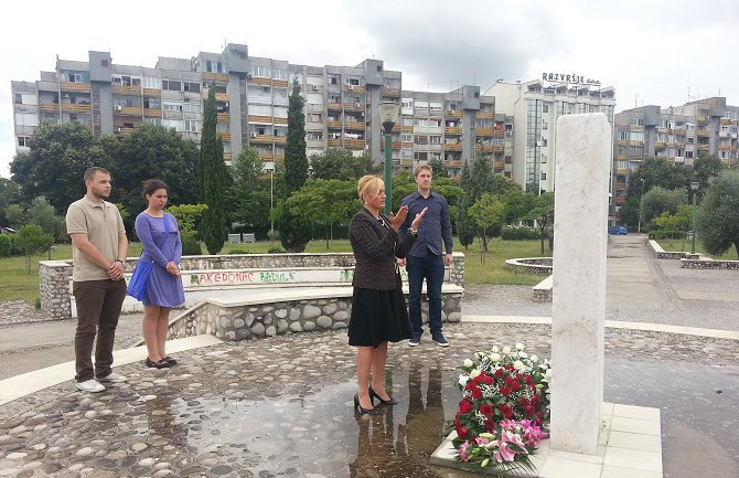 Predstavnici Pozitivne položili cvijeće na Spomen obilježje na Pobrežju 