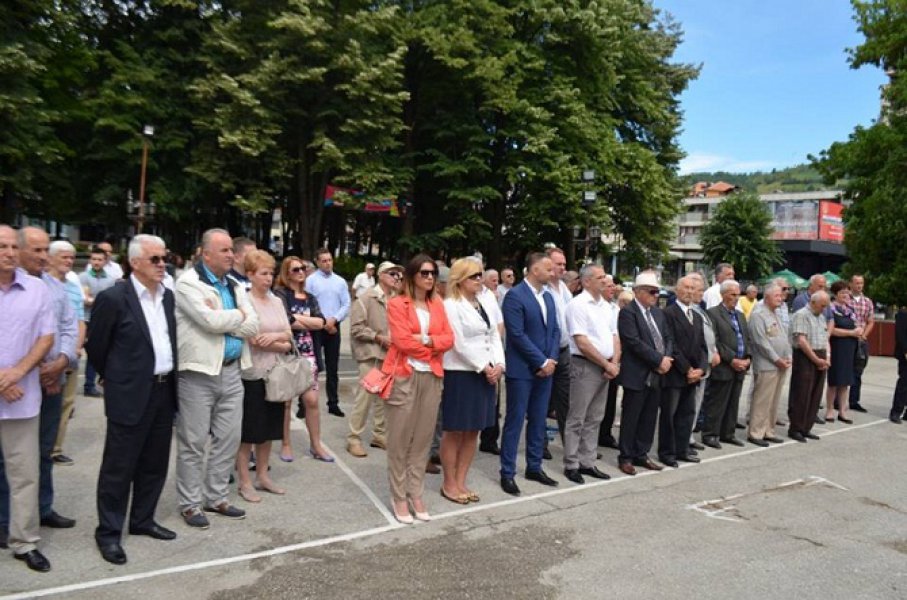 Polaganje cvijeća na spomenik Palim borcima