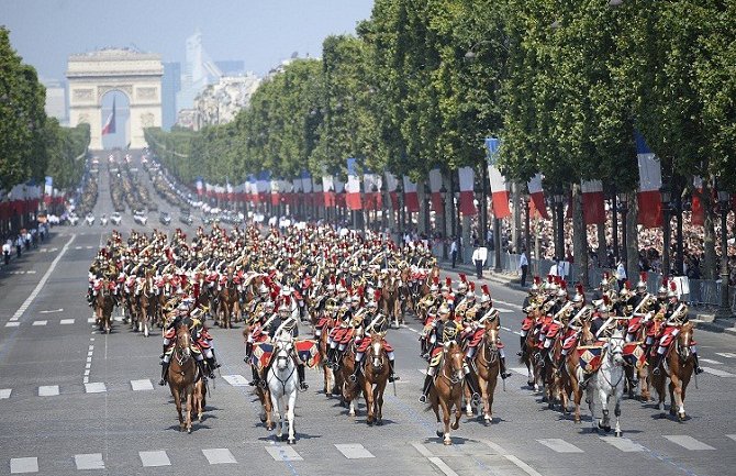 Crnogorska zastava na paradi u Francuskoj  