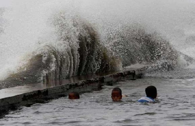 Tajfun odnio 10 ljudskih života, više od 370.000 evakuisanih