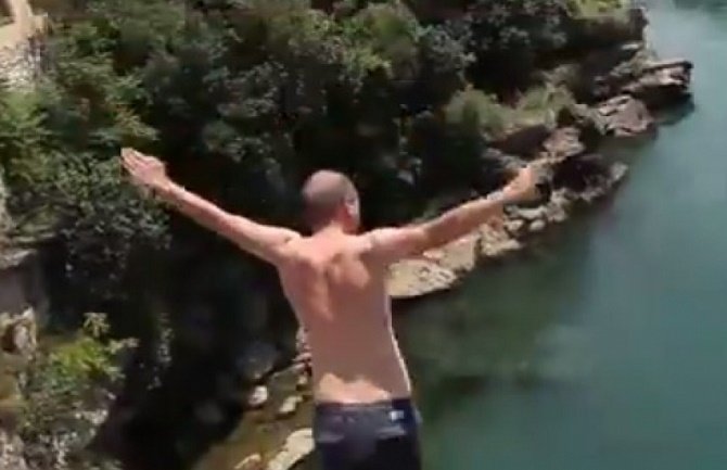 Amerikanac skočio sa Starog mosta i jedva ostao živ! (VIDEO)