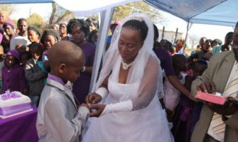 Preci su željeli da bude ovako: Muž ima 9, žena 62 godine