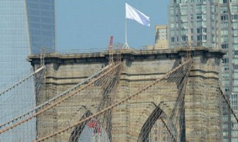 Na Bruklinškom mostu umjesto američkih, bijele zastave! (VIDEO)