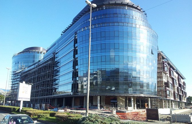 Capital Plaza slavi prvi rođendan i poklanja Golf 7