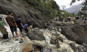 U Indiji brdo zatrpalo više od 150 ljudi