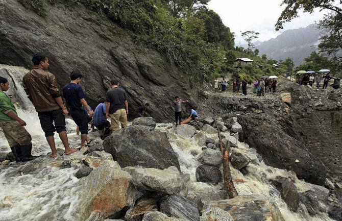 U Indiji brdo zatrpalo više od 150 ljudi