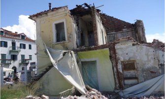  Urušio se stari hotel 