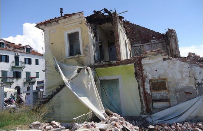  Urušio se stari hotel 