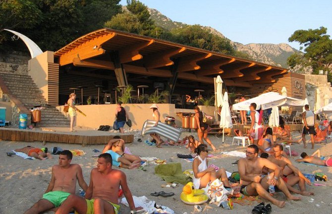 Kazne za TO Ulcinj, pekaru u Šušnju, plažni bar Q2 u Sutomoru, Opera na Jazu