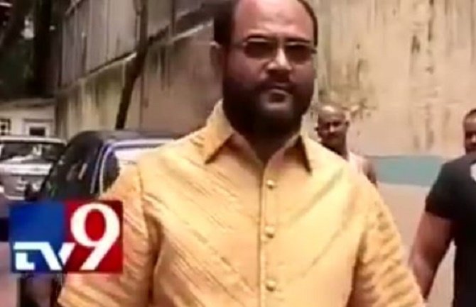 Zbog košulje od zlata po ulici hoda s tjelohraniteljima (VIDEO)