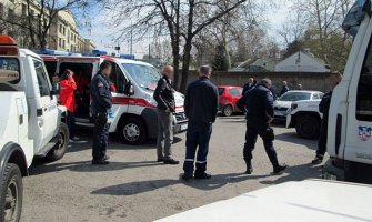 Probio rampu, udario kolima policajca, pa ga nosio na haubi!