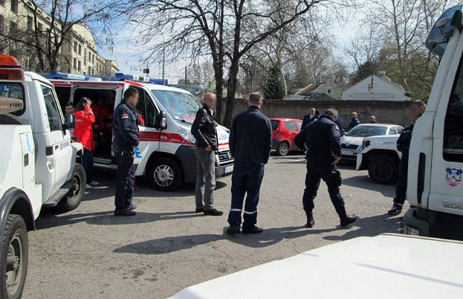 Probio rampu, udario kolima policajca, pa ga nosio na haubi!