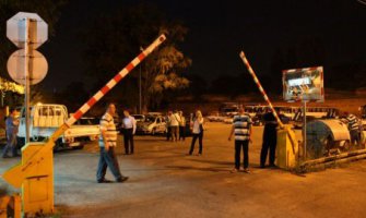 Bahati vozač udario policajca i 20 metara ga nosio na haubi 