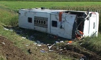 Prevrnuo se autobus, poginula žena (VIDEO)