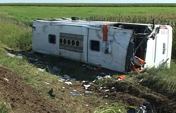 Prevrnuo se autobus, poginula žena (VIDEO)