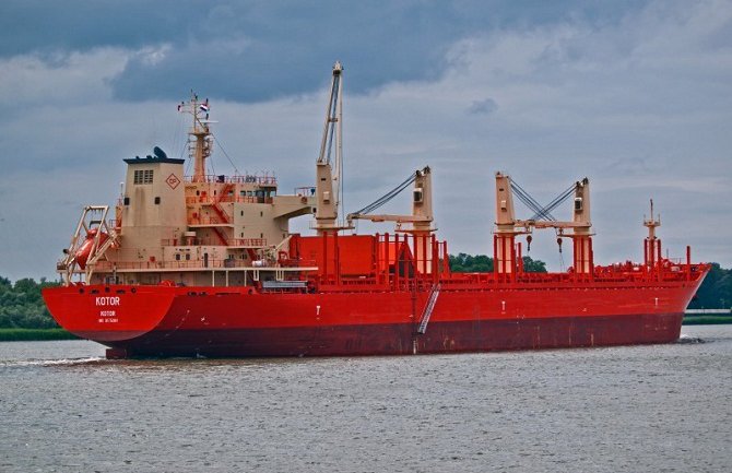 Prepolovljena dobit Crnogorske plovidbe