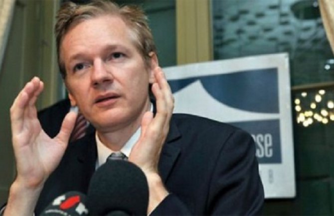 Sazvao novinare: Džulijan Asanž se predaje policiji?