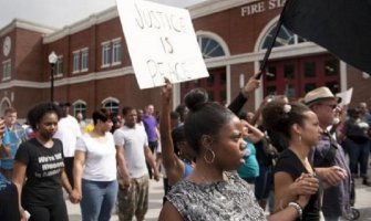 Mirnija noć u Fergusonu, povukla se Nacionalna garda