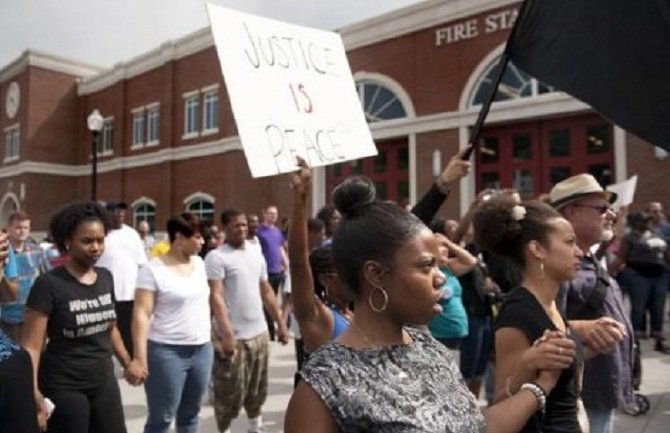 Mirnija noć u Fergusonu, povukla se Nacionalna garda