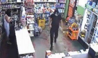 Radnice se borile s naoružanim pljačkašem(VIDEO)