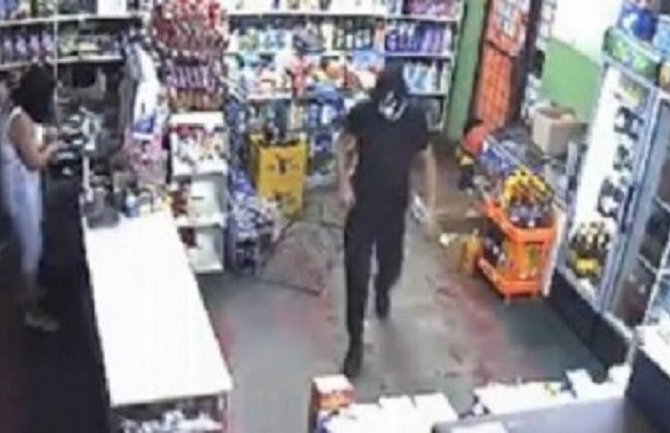 Radnice se borile s naoružanim pljačkašem(VIDEO)