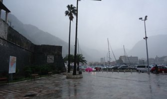 Potopljena plovila, stradali krovovi kuća, trafostanice...