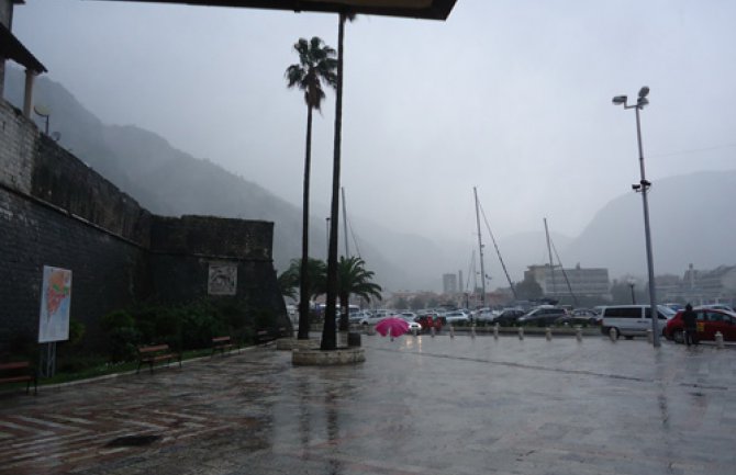 Potopljena plovila, stradali krovovi kuća, trafostanice...