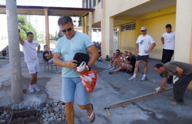 Profesori sami betonirali dvorište u srednjoj elektrotehničkoj školi „Vaso Aligrudić” 