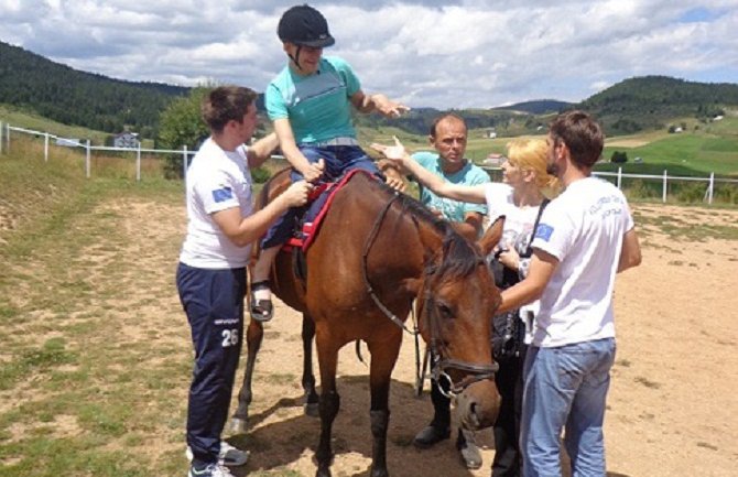 Osobe sa invaliditetom i volonteri 