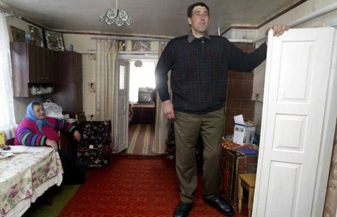 Preminuo najviši čovjek na svijetu