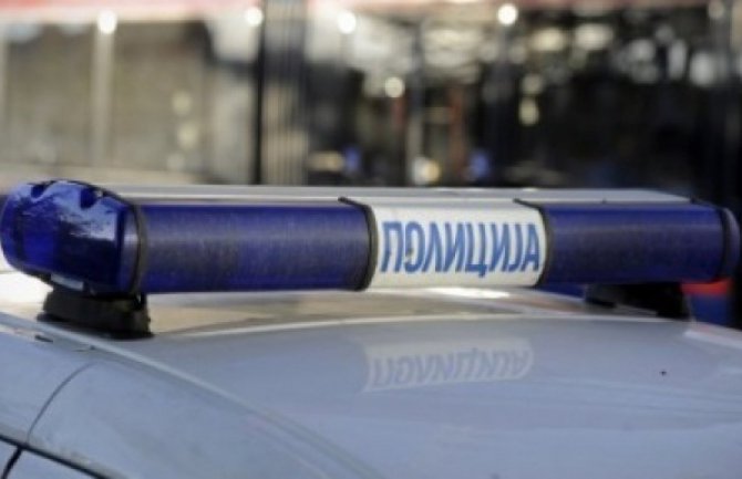 Beograd: Muškarac skočio pod voz , tri mladića izbodena oštrim oružjem
