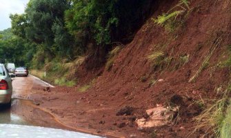 Zbog klizišta u prekidu saobraćaj ka Kučima