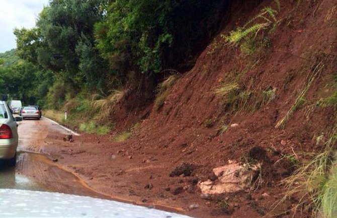Zbog klizišta u prekidu saobraćaj ka Kučima