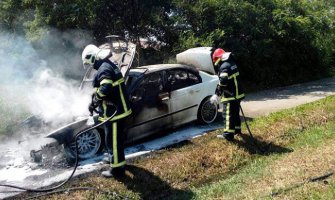 U Budvi izgorio BMW
