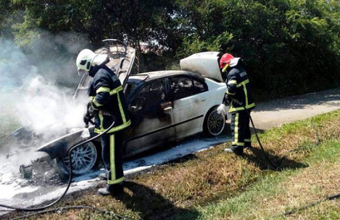 U Budvi izgorio BMW