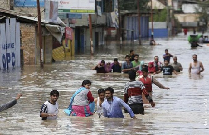 Od klizišta i poplava u Pakistanu i Indiji 300 mrtvih