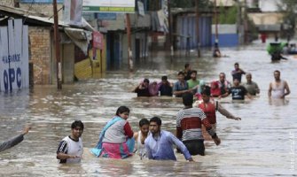 Hiljade ljudi na krovovima kuća čeka pomoć, 350 osoba poginulo