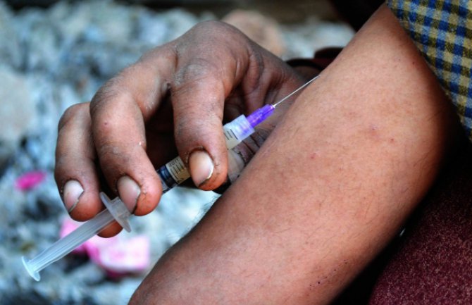 Na Vrelima ribničkim droga i seks lako dostupni