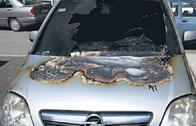 Zapaljeno vozilo inspektorke za narkotike u Beranama