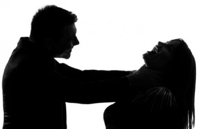 Dječak pokušao ugušiti učenicu u toaletu